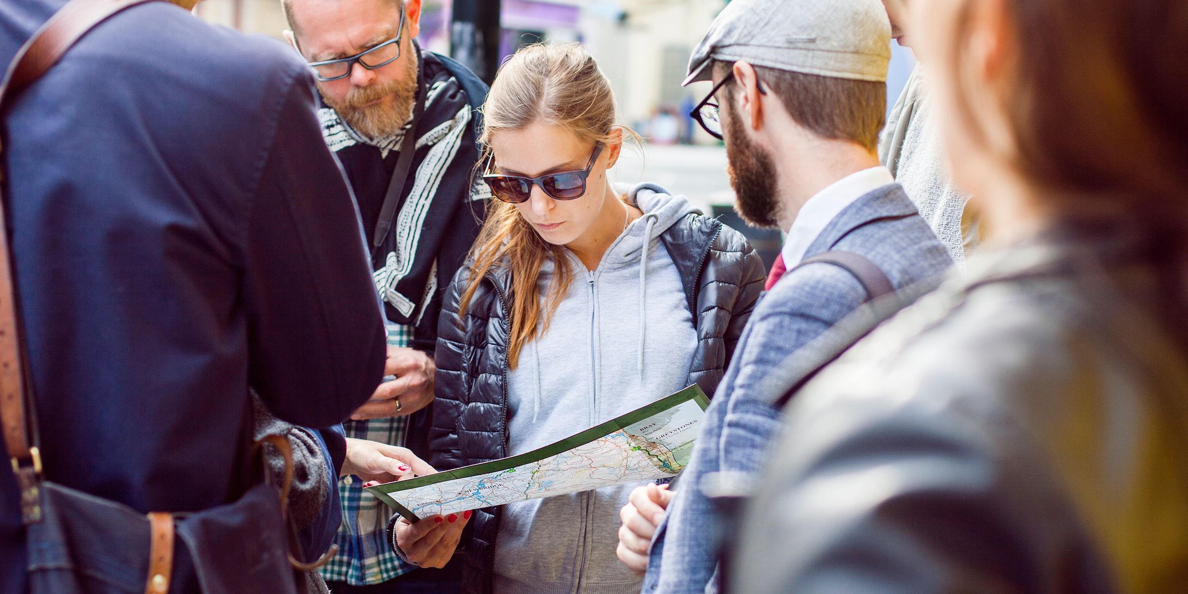 people reading a map reading as wayfinding strategy